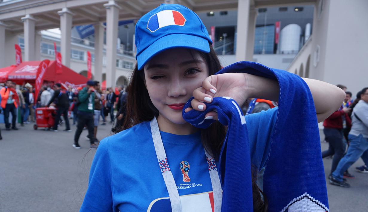 Di jalan saya beretemu seorang wanita cantik, rupanya dia merupakan warga China yang datang untuk mendukung Prancis. Tidak percuma kedatangannya, melihat Tim Ayam Jago berhasil lolos ke babak final. (Bola.com/Okie Prabhowo)