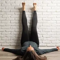 Ilustrasi wanita melakukan pose legs up the wall./copyright instagram/coachjennifershelton