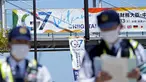 Petugas polisi berpatroli di dekat tempat pertemuan G7 para menteri keuangan dan gubernur bank sentral, di Niigata, Jepang, Kamis (11/5/2023). (AP Photo/Shuji Kajiyama)