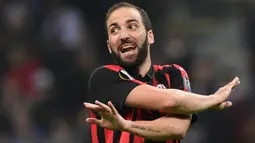 2. Gonzalo Higuain - Juventus butuh mengeluarkan dana sebesar 75 juta poundsterling untuk memboyongnya dari Napoli. Namun produksi golnya mandek hingga akhirnya dipinjamkan ke AC Milan dan Chelsea. (AFP/Miguel Medina)