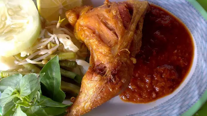 [Bintang] Editor Says: Ketika Nikmat Pecel Ayam Terukur dari Sambal