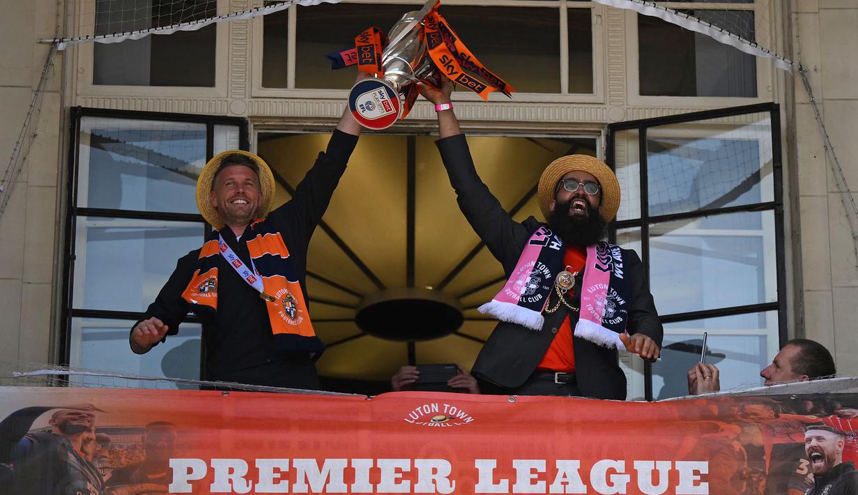 Manajer Luton Town, Rob Edwards (kiri) bersama Walikota Luton, Mohammed Yaqub Hanif mengangkat trofi ketika parade kemenangan di Luton, Inggris pada Senin (29/05/2023) waktu setempat. The Hatters sukses menyegel tiket promosi ke Liga Inggris 2023/2024 setelah memenangkan laga play-off divisi Championship melawan Covetry City 6-5 melalui adu penalti di Wembley, Sabtu (27/5/2023). (AFP/Daniel Leal)