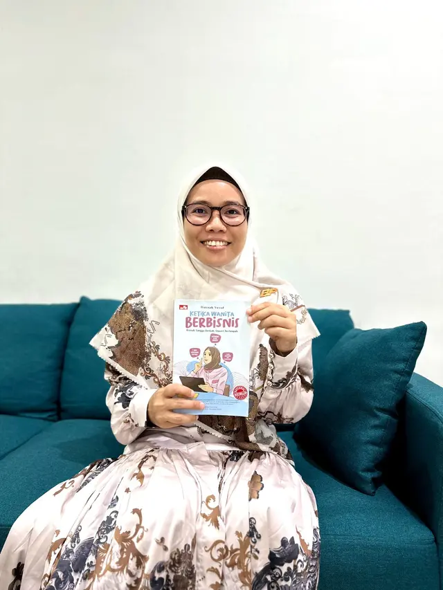 Husnah Yusuf dan buku barunya, Ketika Wanita Berbisnis. (Foto: Dok. Koleksi Pribadi Husnah Yusuf)