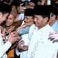 Usai melaksanakan salat Isya dan Tarawih berjemaah, Presiden Jokowi silaturahmi dengan warga Kota Padang di Masjid Nurul Iman, Senin (4/7/2016). (Foto: Biro Pers, Media dan Informasi Sekretariat Presiden)