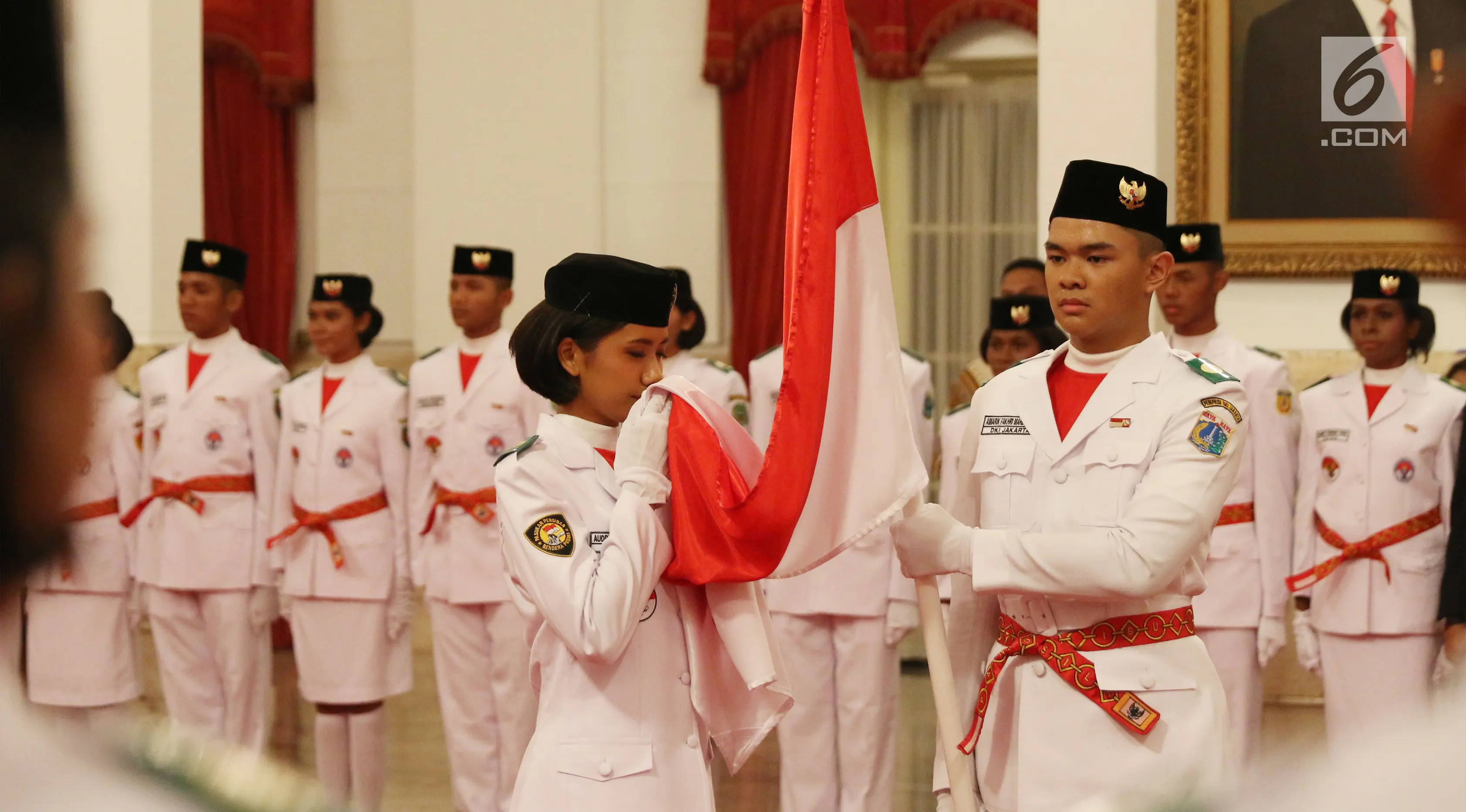 Paskibraka Nasional 2017 mencium bendera merah putih saat pengukuhan di Istana Negara, Jakarta, Selasa (15/8). Sebelum dilantik, 68 Paskibraka dari 34 provinsi di Indonesia ini menjalani pendidikan dan pelatihan di PP PON. (Liputan6.com/Angga Yuniar)