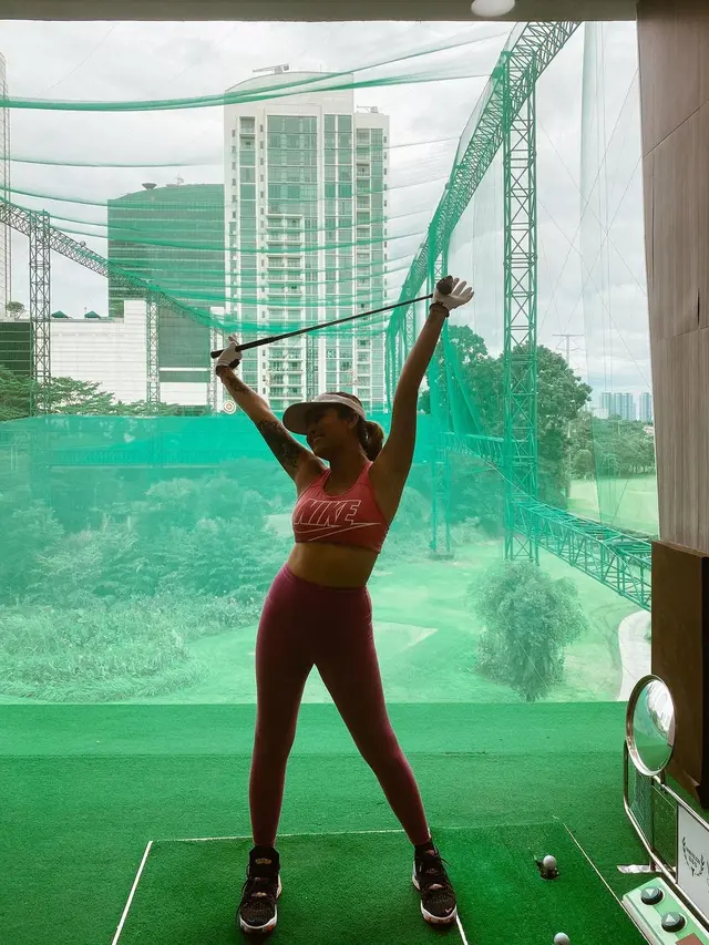 Gaya Sporty Awkarin Saat Main Golf, Curi Perhatian. (Sumber: Instagram/awkarin)