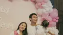 Winona Willy adik Nikita Willy baru saja mendapatkan kejutan baby shower di kehamilan yang telah memasuki trimester tiga. Dengan backdrop serba pink sesuai gender calon anak keduanya, baby shower pun dihadiri keluarga hingga teman-temannya. [@nonawilly]
