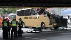 Sebuah bus terlihat menabrak kolong jembatan kereta di Montague, South Melbourne, Australia (22/2). Bus wisata yang membawa 19 penumpang tersebut menabrak pembatas kolong jembatan yang memiliki tinggi 10 kaki (3 meter). (REUTERS/Mal Fairclough)