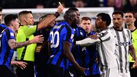 Laga panas tersaji saat Juventus bentrok dengan Inter Milan pada laga leg pertama semifinal Coppa Italia 2022/2023 di Allianz Stadium, Turin, Rabu (5/4/2023) dini hari WIB. Dalam laga yang berkseudahan 1-1, tiga kartu merah keluar dari saku wasit Davide Massa di penghujung laga, dua untuk kubu Inter Milan Romelu Lukaku dan kiper Samir Handanovic, serta untuk Juan Cuadrado di kubu Juventus. Juventus unggul terlebih dahulu lewat gol Juan Cuadrado pada menit ke-83. Namun kemenangan yang sudah di depan mata akhirnya buyar oleh gol telat Romelu Lukaku via eksekusi penalti di masa injury time. (AFP/Marco Bertorello)