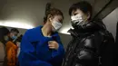 Para komuter yang mengenakan masker untuk melindungi diri dari COVID-19 berjalan melewati stasiun kereta bawah tanah di Beijing, China, Rabu (15/12/2021). China mendeteksi kasus kedua varian omicron pada seorang pria berusia 67 tahun. (AP Photo/Mark Schiefelbein)