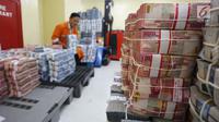 Petugas menata tumpukan uang kertas di Cash Center Bank BNI di Jakarta, Kamis (6/7). Nilai tukar rupiah terhadap dolar Amerika Serikat (USD) pada sesi I perdagangan hari ini masih tumbang di kisaran level Rp13.380/USD. (Liputan6.com/Angga Yuniar)