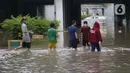 Warga melintasi banjir di terowongan Jalan Angkasa, Jakarta, Selasa (25/2/2020). Hujan yang mengguyur Jakarta sejak Senin (24/2) malam membuat sejumlah kali meluap dan menyebabkan banjir di terowongan tersebut. (Liputan6.com/Helmi Fithriansyah)