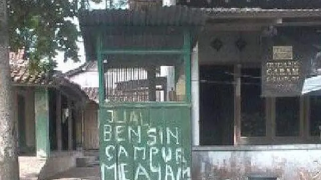 6 Tulisan di Tempat Jual Bensin Eceran Ini Bikin Mikir Keras, Kocak