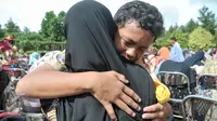 Membasuh Kaki Ibu Diiringi Janji Rajin Belajar dan Tak Nakal Lagi