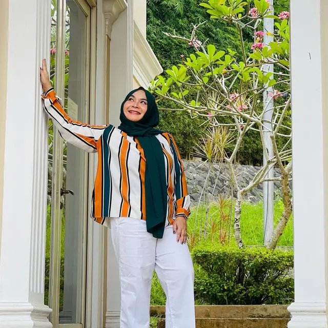 Lama Vakum, Ini 7 Potret Ulfa Dwiyanthi yang Tetap Awet Muda di Usia Hampir 50 Tahun