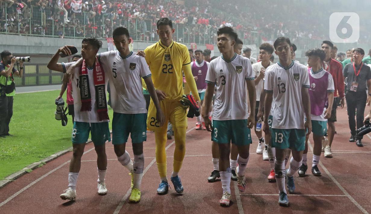 Pemain Timnas Indonesia U-19 mengitari lapangan menyapa suporter usai laga terakhir penyisihan grup A Piala AFF U-19 2022 melawan Myanmar U-19 di Stadion Patriot Candrabhaga, Bekasi, Jawa Barat, Minggu (10/7/2022). Timnas Indonesia U-19 gagal melaju ke semifinal meski berhasil menundukkan Myanmar U-19 dengan skor 5-1. (Liputan6.com/Helmi Fithriansyah)