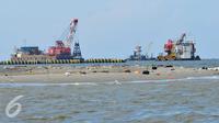 Alat berat digunakan untuk menyelesaikan proyek Pulau G Reklamasi Teluk Jakarta di Muara Angke, Jakarta, Selasa (5/4). Izin reklamasi Pulau G yang sudah keluar kini tengah menjadi subjek gugatan di PTUN Jakarta. (Liputan6.com/Gempur M Surya)