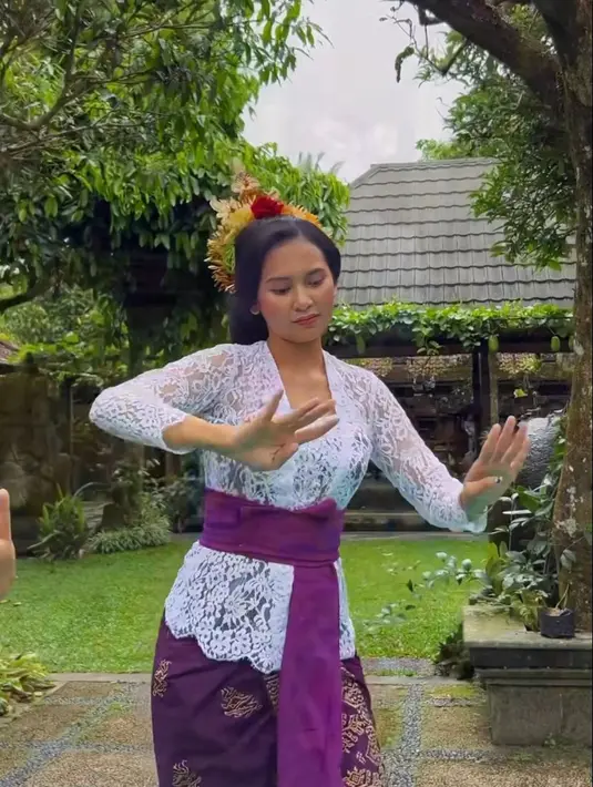 Selama di Tabanan, istri Arie Kriting itu juga sempat menjajal tari tradisional Bali. [Foto: IG/indahpermatas].