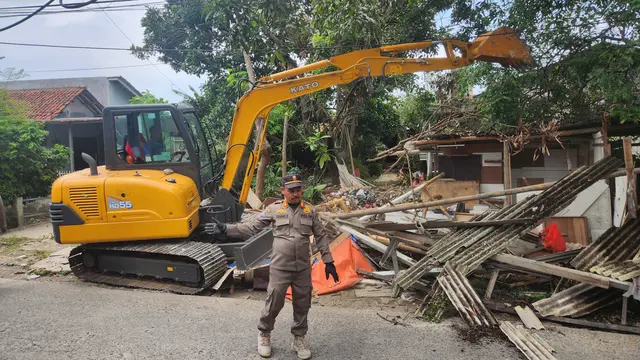 Satpol PP Kota Depok menertibkan bangunan liar di sepanjang Kali Licin, Pancoran Mas, Depok. (Liputan6.com/Dicky Agung Prihanto)