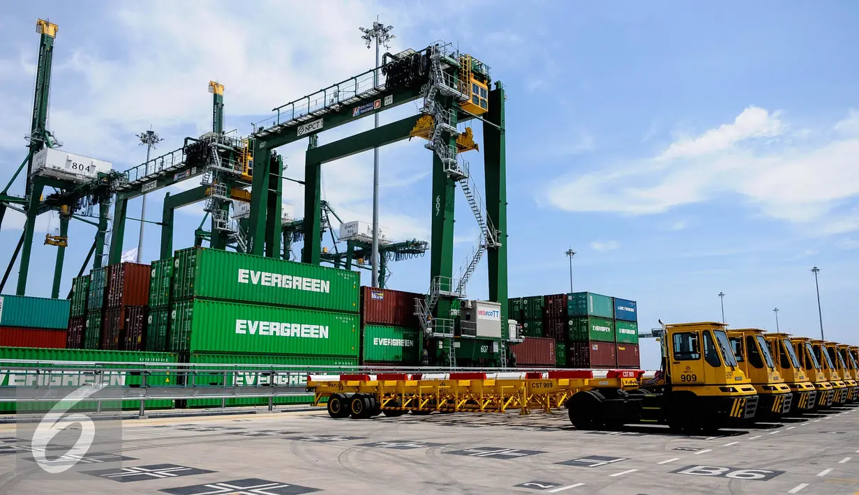 Suasana bongkar muat di Terminal Petikemas Kalibaru, Pelabuhan Utama Tanjung Priok atau New Priok Container Terminal (NPCT) 1, Jakarta, Selasa (13/9). (Liputan6.com/Faizal Fanani)