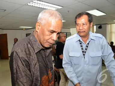 Terdakwa kasus dugaan suap proyek rekonstruksi tanggul laut, Kabupaten Biak Numfor, Papua, Yesaya Sombuk di Pengadilan Tipikor, Jakarta, Senin (13/10/2014) (Liputan6.com/Miftahul Hayat)