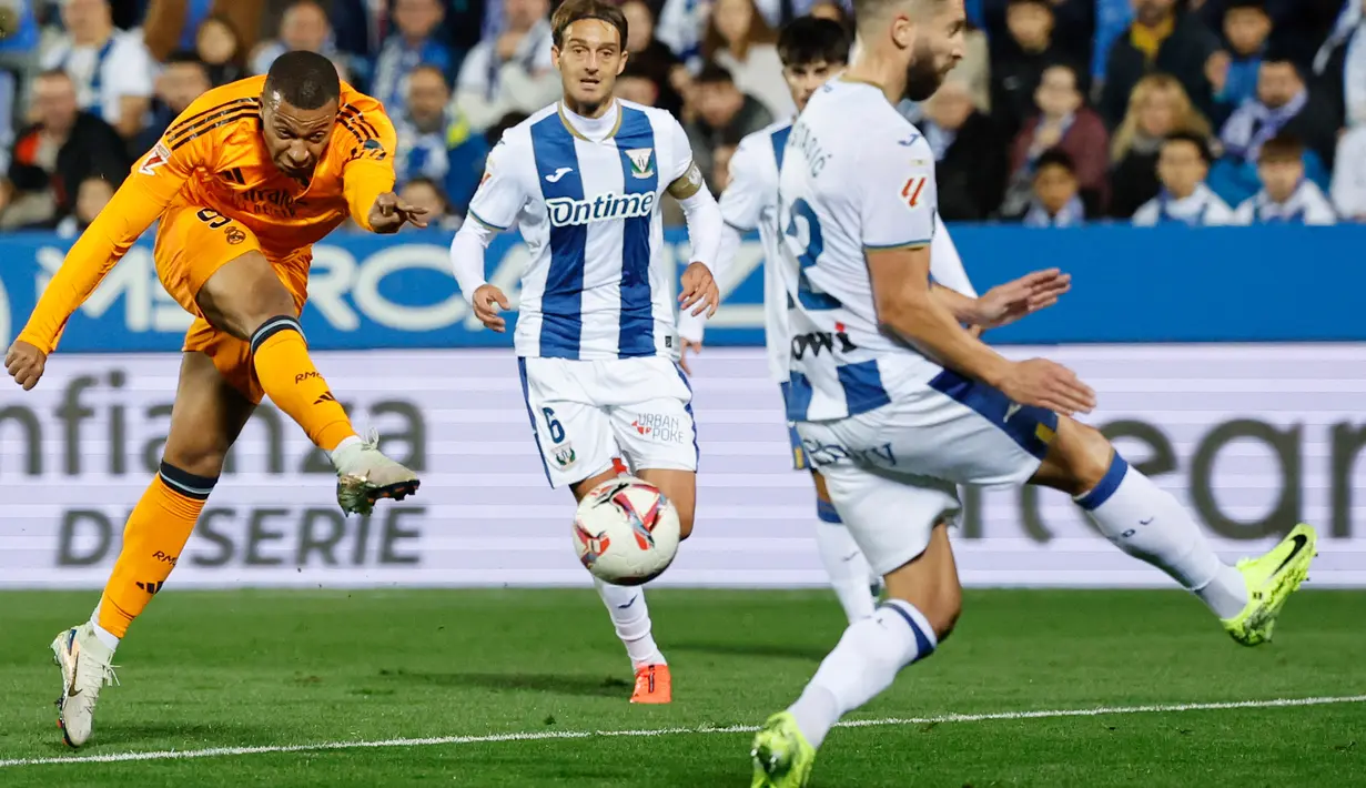 Madrid tampil dominan dalam penguasaan bola di pertandingan ini. Namun tak mudah bagi mereka untuk bisa menundukkan Leganes. Gol-gol Los Blancos dicetak Kylian Mbappe, Federico Valverde, dan Jude Bellingham. (AFP/Oscar Del Pozo)