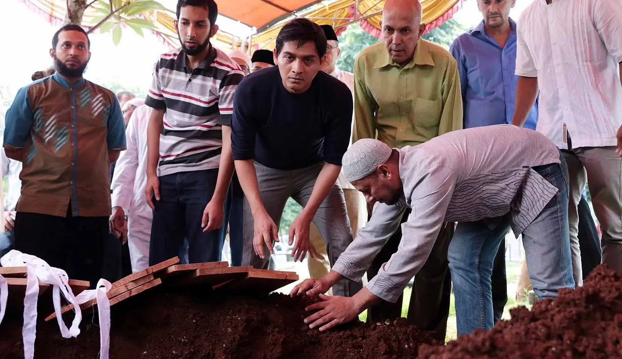 "Beliau wanita yang luar biasa, beliau itu single parent, beliau survivor, beliau orangtua yang berhasil. Saya anak Yatim Piatu yang dibesarkan beliau, bahkan saya merasa lupa kalau saya ini bukan anak kandungnya," jelasnya. (Deki Prayoga/Bintang.com)