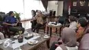 Zulkifli Hasan memberikan penjelasan saat pertemuan di Ruang Kerja Ketua MPR, Senayan, Jakarta, Rabu (16/11/2016). Zulkifli Hasan mendukung usulan pembentukan komite kepresidenan yang secara khusus membahas soal pelanggaran HAM. (Liputan6.com/Johan Tallo)
