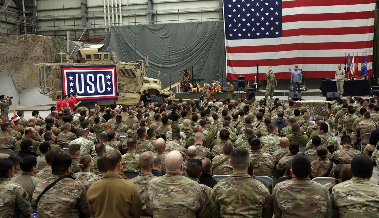 Pasukan AS menghadiri sebuah upacara pada malam Natal di lapangan udara AS di Bagram, utara Kabul, Afghanistan (24/12). (AP Photo / Rahmat Gul)