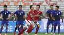 Muchlis Hadi Ning Syaifulloh mencetak gol pertama Indonesia U-23 ke gawang Kamboja U-23. (Bola.com/Arief Bagus)