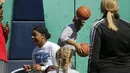 Presiden AS Barack Obama bereaksi saat sebuah bola basket mengenai tubuhnya  di perayaan Paskah Egg Roll di Gedung Putih,  Washington DC, Senin (6/4/2015). (Reuters/ Jonathan Ernst) 