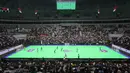 Suasana pertandingan tim futsal putra SMK Medika Samarinda melawan SMKN Jakarta Barat 1 pada laga final AXIS Nation Cup 2024 yang berlangsung di Indonesia Arena, GBK, Jakarta, Sabtu (16/11/2024). (Bola.com/Muhammad Iqbal Ichsan)