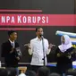 Presiden Joko Widodo (kiri) berbincang dengan murid seusai menyaksikan drama bertajuk Prestasi Tanpa Korupsi di SMKN 57 Jakarta, Jakarta Selatan, Senin (9/12/2019). Kegiatan tersebut dalam rangka memperingati Hari Antikorupsi Sedunia. (Liputan6.com/Biropres Kepresidenan)