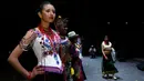 Peserta Sara Nusta atau kontes Ratu Adat berdiri di atas panggung selama kompetisi di Quito, 31 Agustus 2018. Wanita-wanita dari berbagai etnis berpartisipasi dalam kontes tahunan memilih wanita pribumi paling cantik di Ekuador. (AP/Dolores Ochoa)