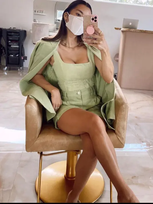 <p>One set blazer dan short pants berwarna sage green adalah outfit trendy dan modis untukmu. (instagram/jenniferbachdim)</p>