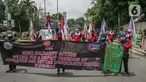 Sejumlah massa yang tergabung dalam KSBSI melakukan aksi solidaritas di depan Kedubes Myanmar, Jakarta, Rabu (10/3/2021). Dalam aksi solidaritas tersebut massa mengutuk keras atas kudeta militer dan mendesak penegakan demokrasi serta perlindungan HAM di Myanmar. (Liputan6.com/Faizal Fanani)