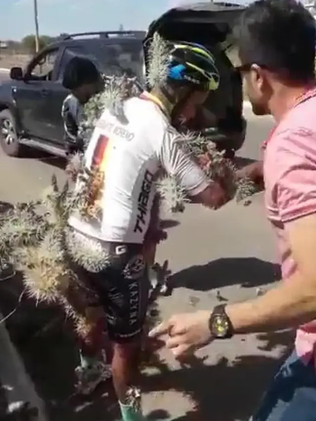 Tak Melihat Lubang di Jalan, Pengendara Sepeda Ini Menabrak Ribuan Kaktus