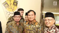 Ketua Umum Partai Gerindra Prabowo Subianto (tengah) foto bersama Presiden PKS Sohibul Iman (kanan) dan Ketua Majelis Syuro PKS Salim Segaf Al-Jufri di Kantor DPP PKS, Jakarta, Senin (30/7). (Liputan6.com/Herman Zakharia)