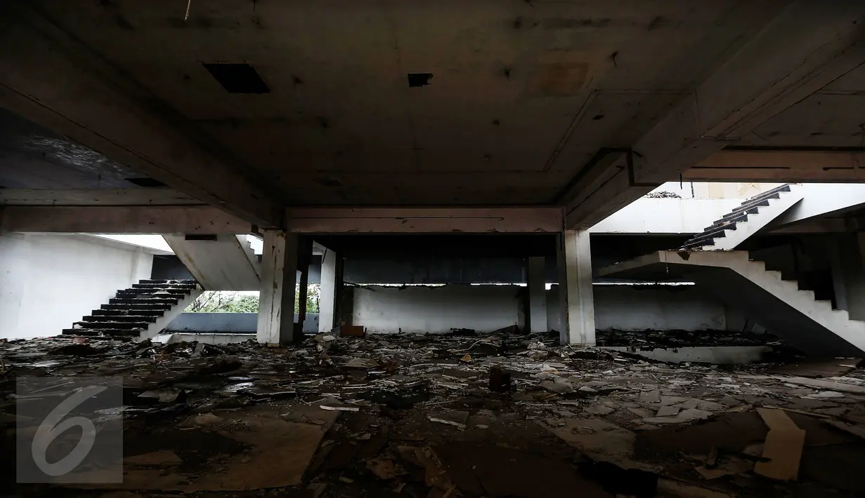Puing-puing bangunan berserakan di lokasi proyek pembangunan arena pacuan kuda Pulomas, Jakarta, Rabu (1/2). Arena pacuan yang akan digunakan dalam Asian Games 2018 itu ditargetkan rampung pada November 2017. (Liputan6.com/Faizal Fanani)
