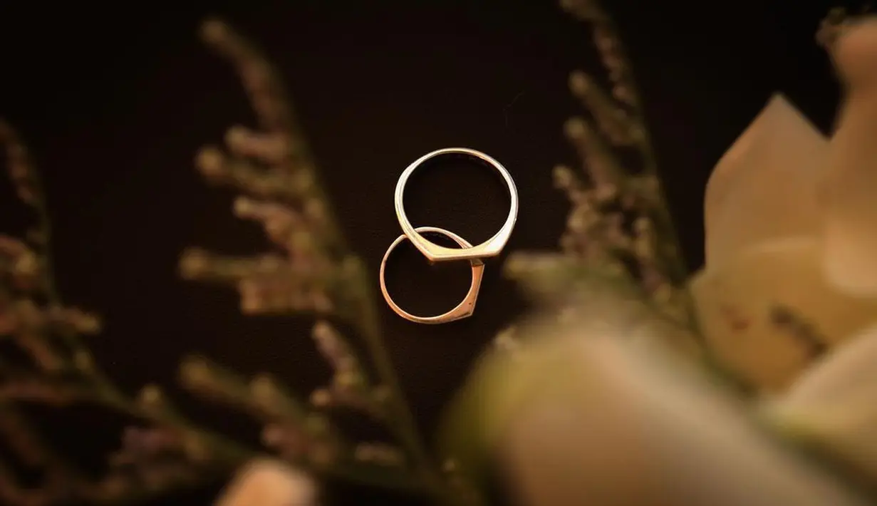 Dalam keterangan foto yang juga menandai sang istri, Didi menuliskan doa dan harapannya. Sebelumnya, keduanya sempat dikabarkan nikah siri. Kini, keduanya telah menunjukkan buku nikah. [Instagram/mahardhika_soekarno]