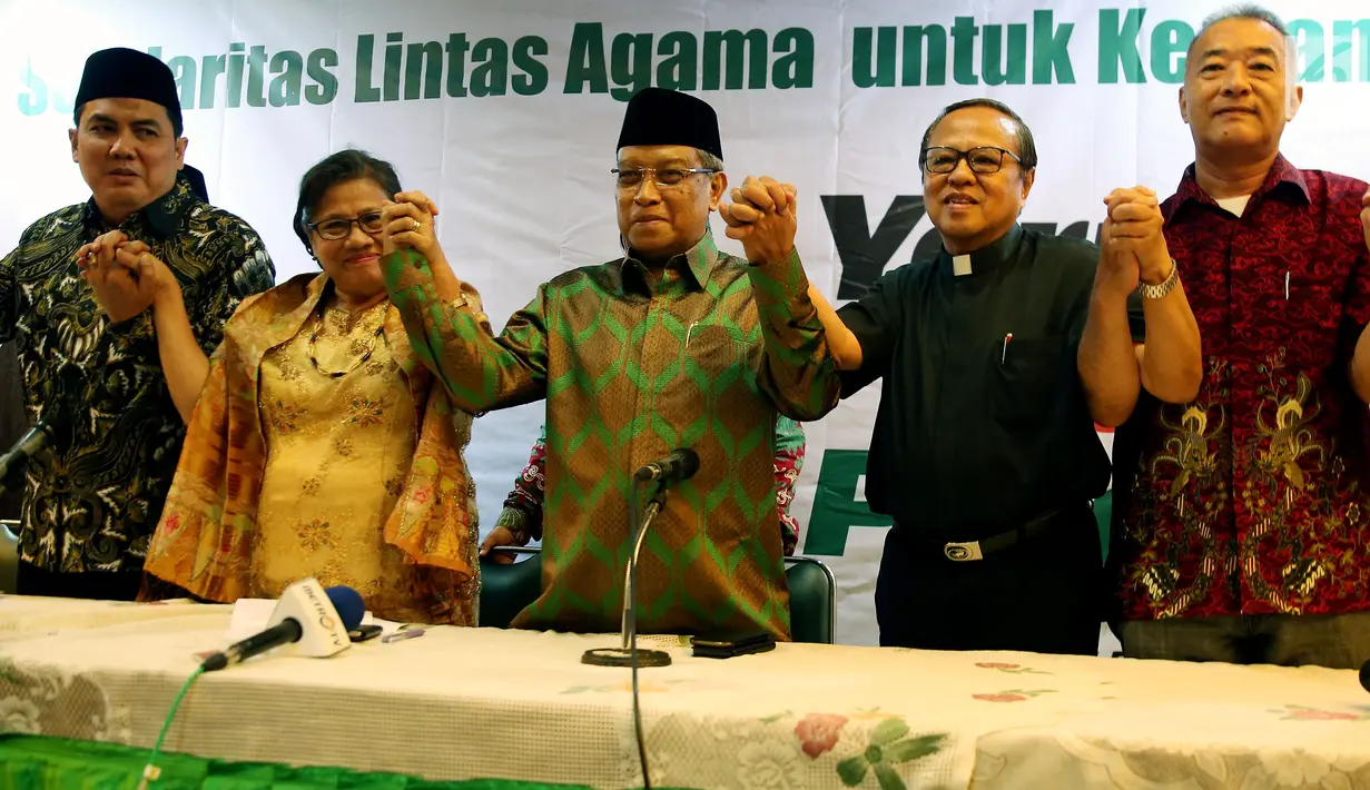 Ketua Umum PBNU KH Said Aqil Siroj bersama sejumlah tokoh lintas agama berfoto bersama usai konferensi pers di Jakarta, Jumat (15/12). Mereka menyampaikan aspirasi perihal situasi politik global menyangkut kedaulatan Palestina. (Liputan6.com/JohanTallo)