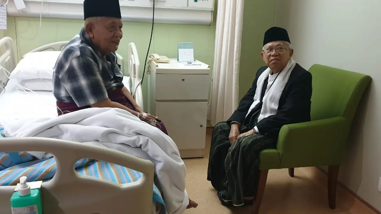 KH Ma'ruf Amin menjenguk Pengasuh Pondok Pesantren Daarul Rahman Jakarta, KH Syukron Ma'mun
