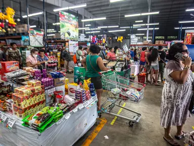 Orang-orang berbelanja makanan di supermarket menjelang Badai Milton di Merida, Negara Bagian Yucatan, Meksiko, pada 7 Oktober 2024. (HUGO BORGES/AFP)