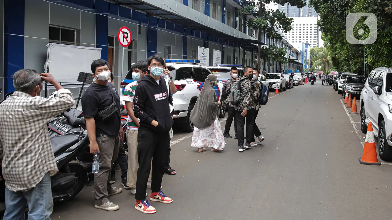 FOTO: Guncangan Gempa Buat Warga di Polda Metro Jaya Berhamburan