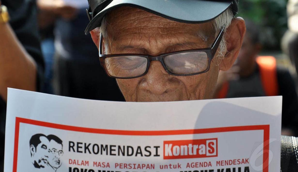 Seorang kakek tampak menunjukkam surat rekomendasi KontraS untuk pasangan presiden RI terpilih, Jakarta, Kamis (28/4/14). (Liputan6.com/Miftahul Hayat) 