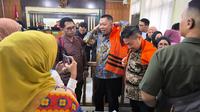 Eks Sekda Pekanbaru Indra Pomi Nasution (tengah) sebelum menjalani sidang kasus korupsi di Pekanbaru. (Liputan6.com/M Syukur)
