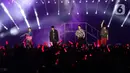 Kelompok penyanyi pria asal Korea Selatan, iKON saat tampil di panggung JISPHORIA yang digelar di Jakarta International Stadium (JIS), Sabtu (1/10/2022). iKON tampil membawakan lagu-lagu hitnya di panggung JISPHORIA. (Liputan6.com/Helmi Fithriansyah)