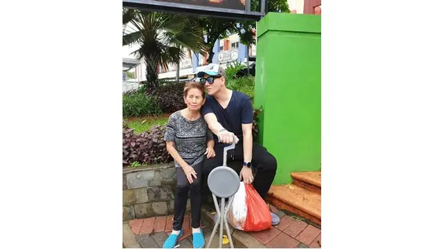Potret Betrand Antolin bersama sang ibunda, setia menemani.