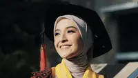 Pesona Selebgram Nabila Ishma saat wisuda. [Instagram/nabilaishma]
