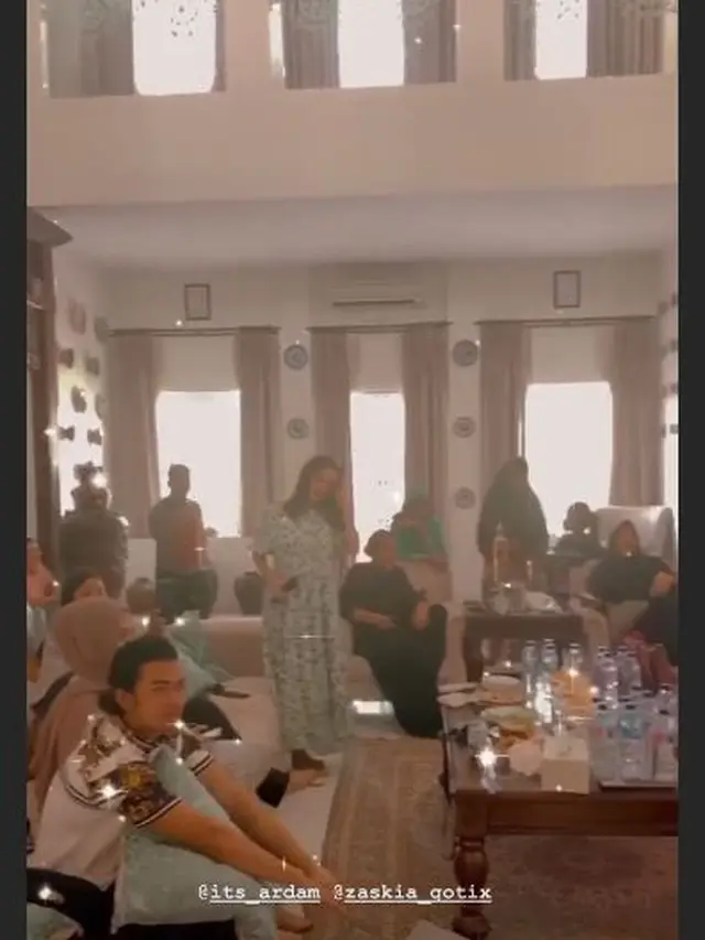 6 Momen Pertemuan Zaskia Gotik dan Mama Mertua, Penuh Kehangatan